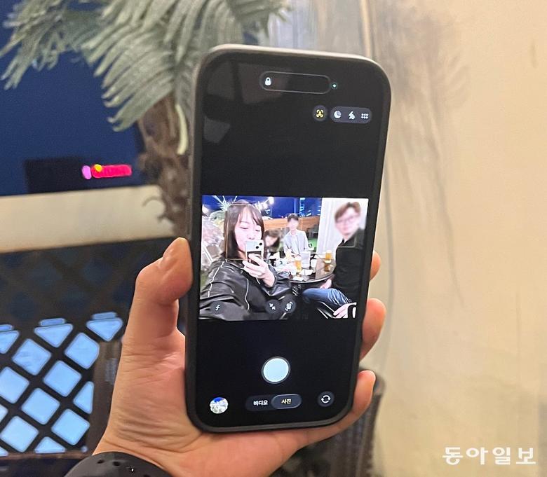 전면 카메라로 ‘셀카’를 찍을 때, 찍는 대상과의 거리를 AI로 인식해 사진 배율을 조정해 준다. 혼자서 사진을 찍을 때는 기존 아이폰 모델들처럼 세로로 찍히고, 여럿이 찍을 때는 기기를 세로로 들고 있어도 자동으로 모든 사람이 사진에 들어올 수 있도록 가로로 사진이 찍힌다. 이민아 기자 omg@donga.com