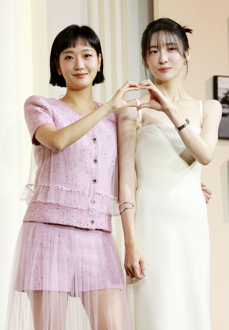 배우 김고은과 박지현(오른쪽)이 5일 서울 중구 앰배서더 서울 풀만 호텔에서 열린 넷플릭스 시리즈 ‘은중과 상연’ 제작발표회에 참석해 포즈를 취하고 있다. ‘은중과 상연’은 매 순간 서로를 가장 좋아하고 동경하며, 또 질투하고 미워하며 일생에 걸쳐 얽히고설킨 두 친구, 은중(김고은 분)과 상연(박지현)의 모든 시간을 마주하는 이야기를 그렸다. 2025.9.5/뉴스1 ⓒ News1 권현진 기자