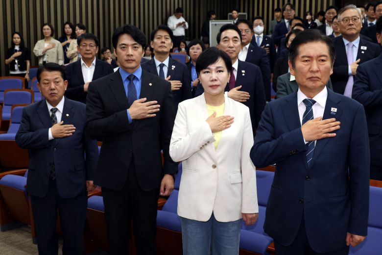 정청래 더불어민주당 대표와 최고위원들이 25일 서울 여의도 국회에서 열린 의원총회에서국민의례를 하고 있다. 앞줄 왼쪽부터 김병주, 한준호, 전현희 최고위원, 정 대표. 2025.09.25 서울=뉴시스