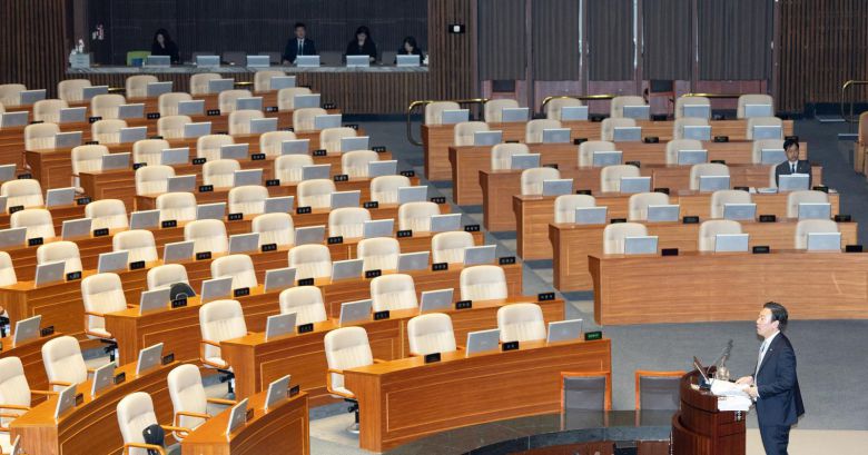 박수민 국민의힘 의원이 25일 서울 여의도 국회에서 열린 제 429회 국회(정기회) 제9차 본회의에서 정부조직법 일부개정법률안(대안)에 대한 무제한 토론(필리버스터)을 하고 있다. 뉴스1