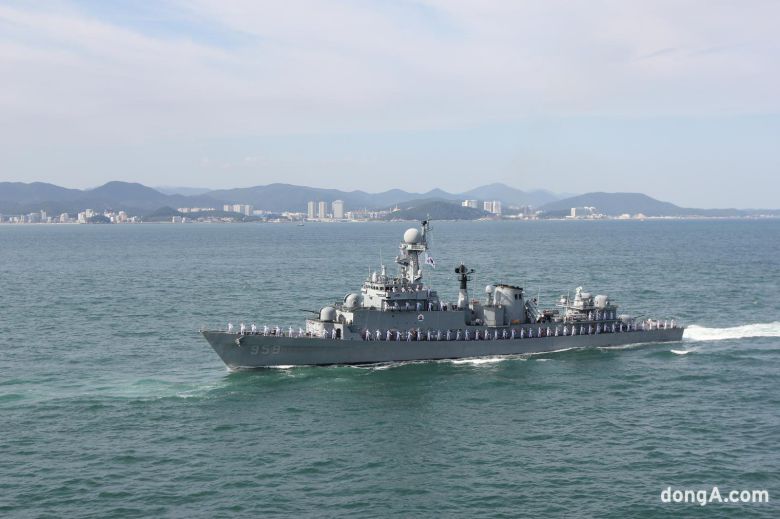 사열행렬에 참여한 울산급 호위함 부산함. 최재호 기자 cjh1225@donga.com