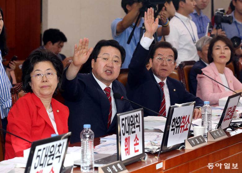 여의도 국회에서 열린 김상곤 교육부장관 인사청문회에서 자유한국당 의원들이 김 후보자의 자질문제를 거론하며 항의하고 있다.   2017년 6월 29일. 동아일보 DB.