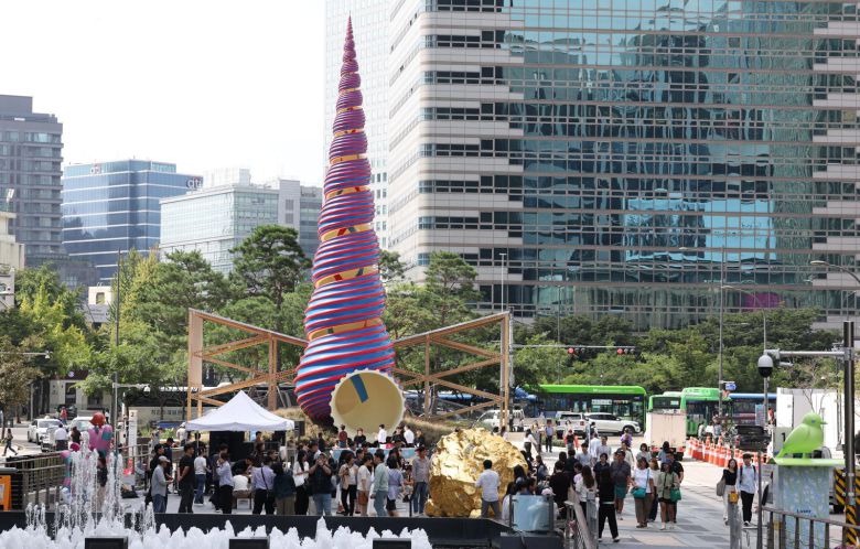 청계천 복원 20주년을 맞아 29일 서울 중구 청계천에서 열린 2025 청계천 공공미술 프로젝트 ‘청계공존: 서로를 잇는 예술의 물결’에 기존에 설치됐던 ‘스프링’과 건축팀 오브라 아키텍츠의 ‘커넥천 파빌리온’ 작품, 이수경 작가의 ‘그곳에 있었다_청계천 2025’ 작품, 임정민 작가의 ‘청계천 조우’가 설치되어 있다. 2025.09.29 [서울=뉴시스]