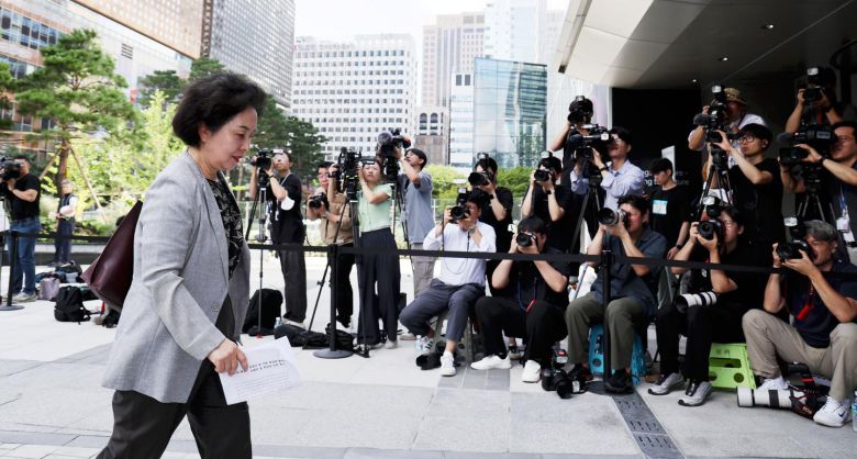 김영선 전 국민의힘 의원이 4일 서울 종로구 KT 광화문빌딩 웨스트에 마련된 윤석열 전 대통령 부인 김건희 여사 의혹을 수사하는 민중기 특별검사 사무실로 출석하고 있다. 2025.08.04 [서울=뉴시스]