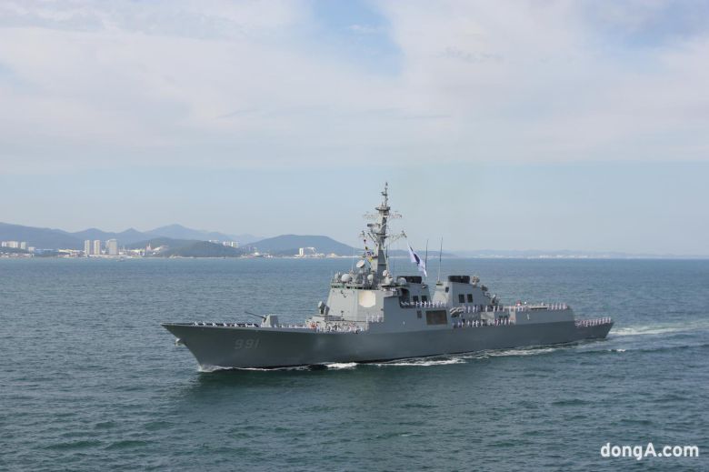 해상사열식을 진행하는 우리 해군의 이지스함 세종대왕함(DDG-991). 최재호 기자 cjh1225@donga.com