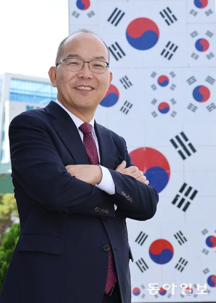 30일로 취임 1주년이 되는 윤종진 한국보훈복지의료공단 이사장이 강원 원주 공단 앞에서 포즈를 취하고 있다.  원주=전영한 기자 scoopjyh@donga.com