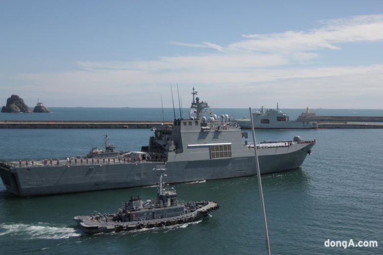 정부, 군 관계자를 태울 예정인 좌승함(座承艦) 노적봉함이 먼저 해군작전사령부 부두를 빠져나가고 있다.