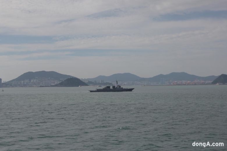부산 앞바다에서 좌승함과 시승함을 기다리고 있던 정조대왕함. 최재호 기자 cjh1225@donga.com