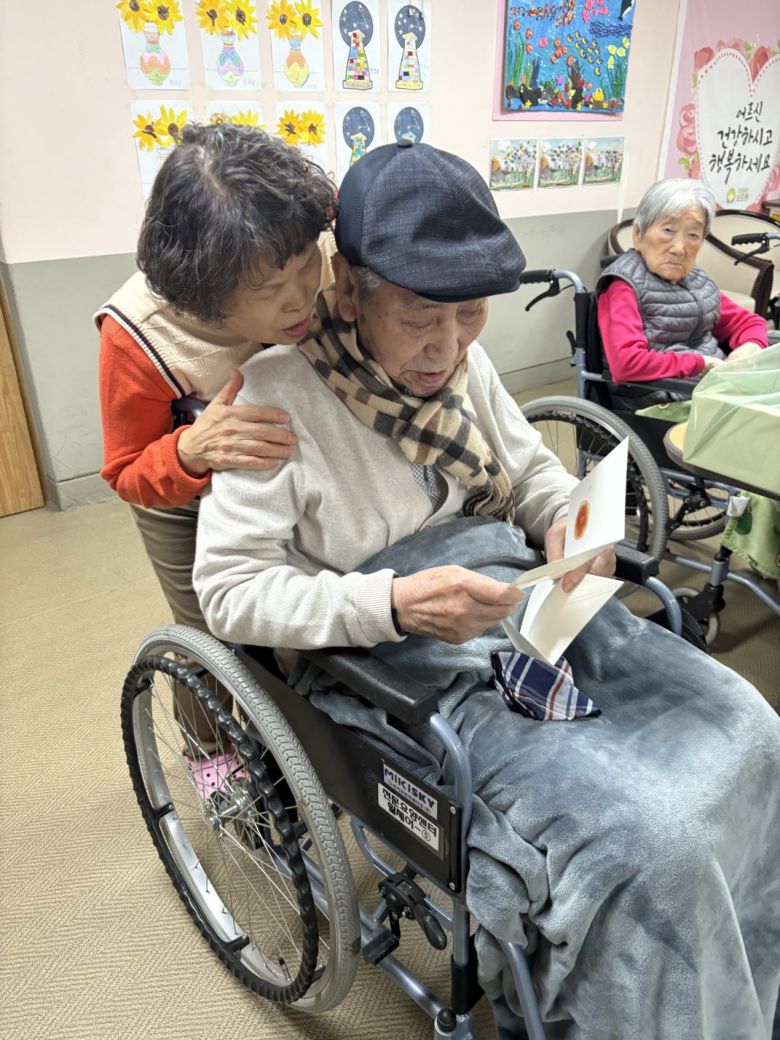 오성규 애국지사(102)가 경기 수원에 위치한 보훈원에서 노후를 보내는 모습.  일본에 거주 중인 유일한 생존 독립유공자였던 오성규 지사는 고국에서 여생을 보내기 위해 2023년 8월 귀국한 뒤 보훈원에서 지내고 있다. 한국보훈복지의료공단 제공