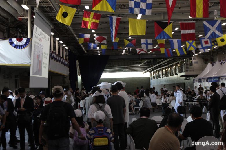 각종 장비들이 말끔하게 치워지고 시민들을 위한 시설이 마련된 마라도함 내부. 최재호 기자 cjh1225@donga.com