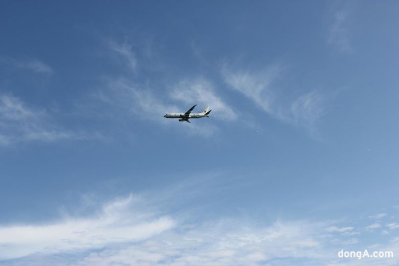 수중에서 잠수함을 탐지하는 소노부이를 투하하는 우리 해군의 P-8A 대잠초계기. 최재호 기자 cjh1225@donga.com