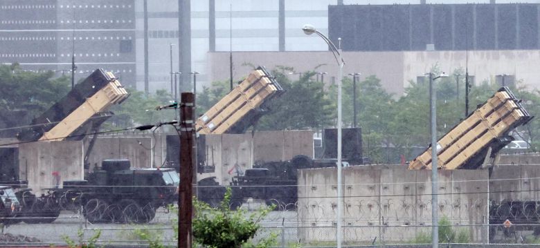 주한미군의 현재 규모를 유지하는 내용을 담은 2026회계연도(2025년 10월~2026년 9월) 미국 국방수권법안(NDAA)이 미 하원 군사위원회를 통과했다.  미 하원 군사위원회는 15일(현지시간) 전체회의에서 NDAA 심의에 착수해, 공화당 소속 조 윌슨 하원의원이 발의한 수정안을 구두 투표로 가결 처리했다. 해당 수정안에는 한국에 배치된 약 2만 8500명의 주한미군 병력을 유지하는 내용이 포함됐다.  사진은 16일 오후 경기 평택시 팽성읍 주한미군기지 캠프 험프리스에 패트리어트(PAC-3) 미사일이 배치되어 있는 모습. 2025.7.16 (평택=뉴스1)