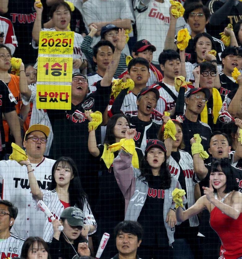정규리그 우승 확정까지 1승이 남은 LG 팬들이 29일 대전 한화전에서 우승을 기원하며 응원하고 있다. 대전=뉴스1