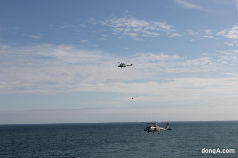 수중탐색을 위해 디핑소나를 내리는 MH-60R 후방으로 적 잠수함 격침을 위해 어뢰를 투하하는 링스(LYNX) 해상작전헬기. 최재호 기자 cjh1225@donga.com