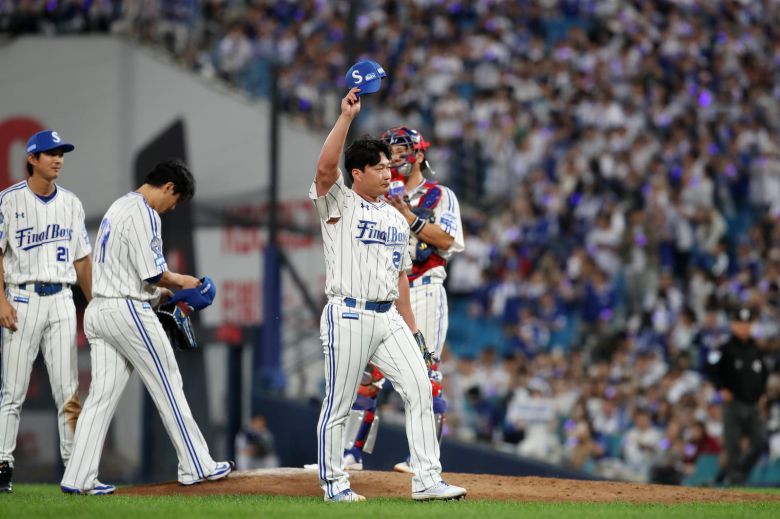 9회초 마운드에 오른 삼성 오승환이 KIA 대타 최형우를 삼진으로 잡은 뒤 팬들에게 인사하며 마운드를 내려오고 있다. 대구=뉴스1