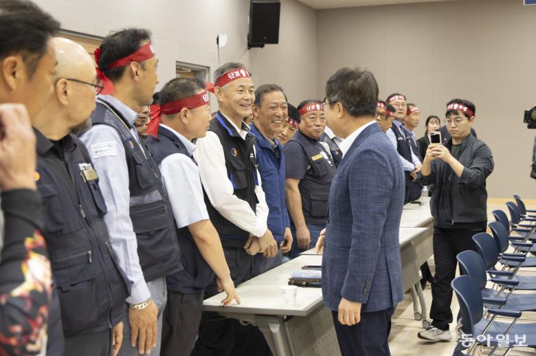 김동연 경기도지사가 1일 새벽 경기지방노동위원회에서 열린 경기도 버스 노사 협상장을 찾아 노조 측 관계자들과 인사를 하고 있다. 경기도 제공