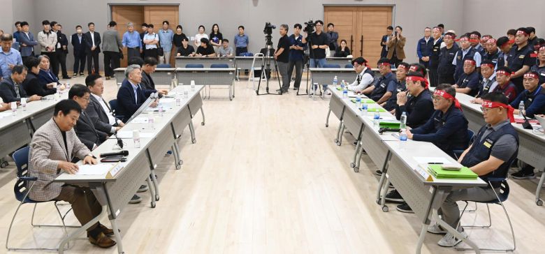 30일 경기 수원시 영통구 경기지방노동위원회에서 경기도 버스 노사 최종 조정회의가 열리고 있다. 2025.09.30. [수원=뉴시스]