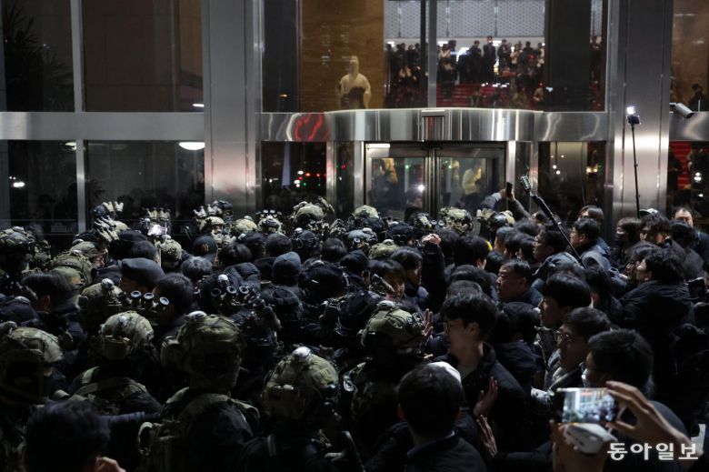 지난해 12월 4일 계엄군이 국회에 진입하고 있는 모습. 박형기 기자 oneshot@donga.com