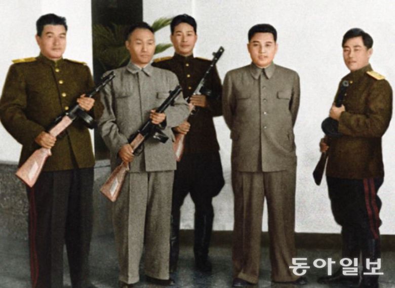 북한은 숙청된 박일우, 무정을 지운 사진을 공개하고 있다. 동아일보 DB