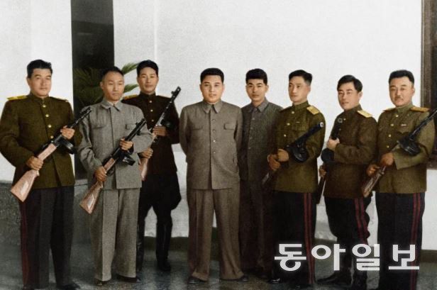6·25전쟁 발발 1년 전인 1949년 첫 기관단총 생산을 기념해 김일성이 군 간부들과 사진을 찍었다. 오른쪽부터 최용건 민족보위상, 김책 부수상, 김일 문화부장, 김일성, 이름모를 기술자, 박일우 내무상, 강건 총참모장, 무정 포병부장이다. 동아일보 DB