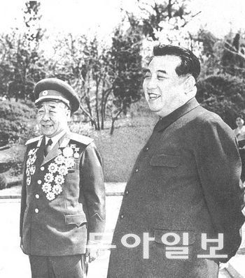 김일성의 회고록 ‘세기와 더불어’ 6권에 실린 최현과 김일성의 모습.