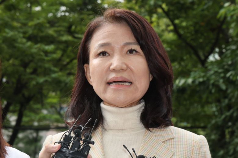 공직선거법·국가공무원법 위반 등 혐의로 체포된 이진숙 전 방송통신위원장이 4일 오후 서울 양천구 서울남부지방법원에서 열린 체포적부심사에 출석하며 입장을 밝히고 있다. 2025.10.4/뉴스1 ⓒ News1