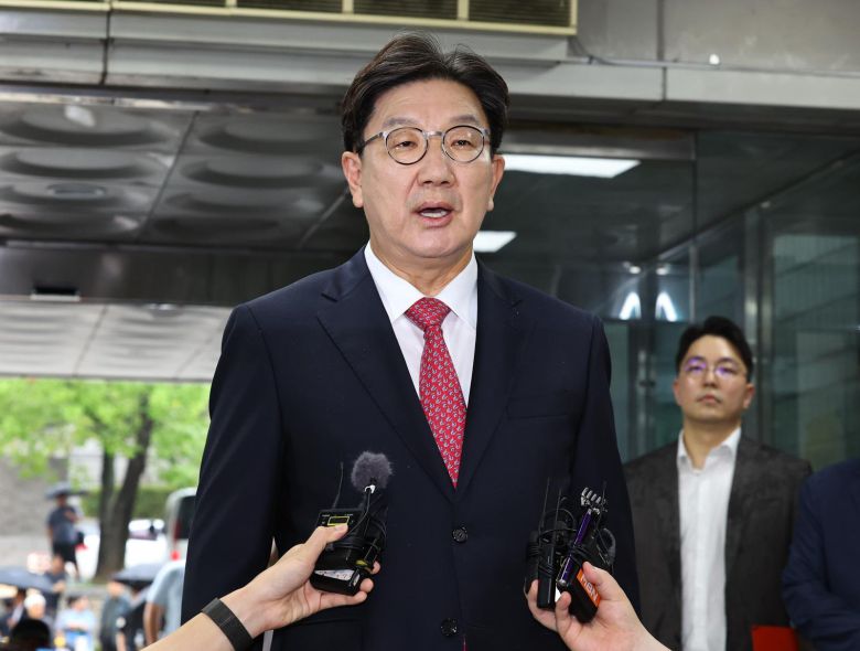 전직 통일교 간부에게 불법 정치자금을 수수한 혐의를 받는 권성동 국민의힘 의원이 9월 16일 서울 서초구 서울중앙지법으로 구속 전 피의자 심문(영장실질심사)을 받기 위해 이동하며 발언하고 있다. 2025.09.16 서울=뉴시스