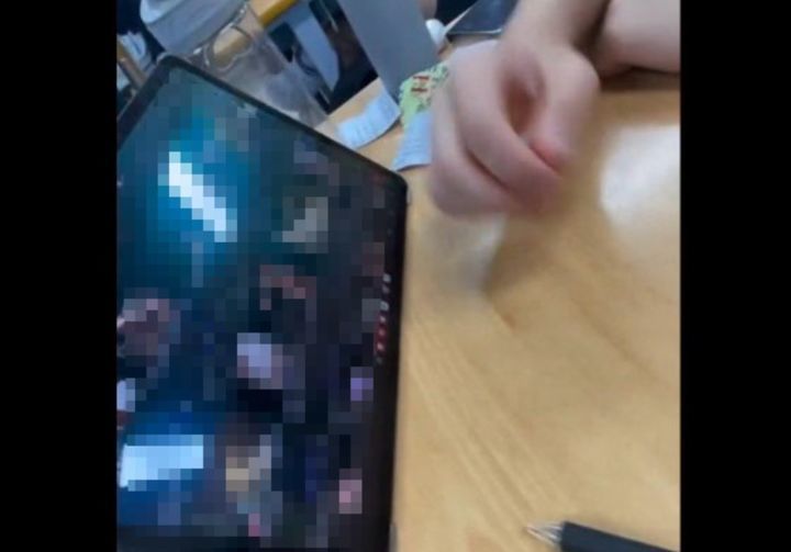 경기 동두천의 한 고등학교에서 학생들이 태블릿 PC로 불법 성착취물을 시청하는 영상이 SNS에 올라와 논란이 됐다. (사진=X)