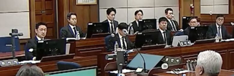 2일 서울중앙지법 형사합의25부(부장판사 지귀연) 심리로 열린 윤석열 전 대통령 내란 우두머리 사건 재판에서 검사석의 특검 파견 검사들이 검은색 넥타이를 맨 채 앉아 있다. 법원 공판 중계 화면 캡처