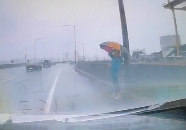 6일 오전 서울 마포경찰서 홍익지구대 소속 경찰이 강변북로를 배회하던 70대 남성을 발견해 무사히 가족에게 인계했다.서울 마포경찰서