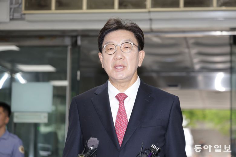 권성동 국민의힘 의원이 9월 16일 오후 서울 서초구 중앙지방법원에서 ‘통일교 불법 정치자금 수수’ 의혹(정치자금법 위반 혐의) 관련 구속 전 피의자 심문(영장실질심사)에 출석하고 있다. 박형기 기자oneshot@donga.com