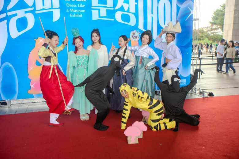 지난달 27일 서울 용산구 국립중앙박물관 열린마당에서 열린 ‘2025 국중박 분장대회’에서 단오풍정을 표현한 ’한복미인즈’ 팀, 호작도를 표현한 ‘인간 호작도’ 팀, 청자 투각 칠보무늬 향로를 표현한 ‘호두’ 팀이 단체로 포즈를 취하고 있다. 김영호 기자 rladudgh2349@donga.com