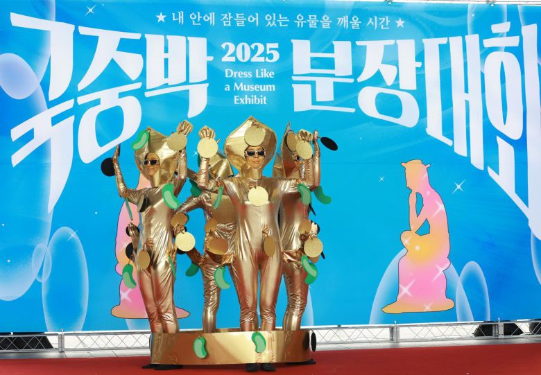 지난달 27일 오후 서울 용산구 국립중앙박물관에서 열린 ‘2025 국중박 분장대회’에서 서봉총 금관을 표현하는 참가자들. 뉴시스