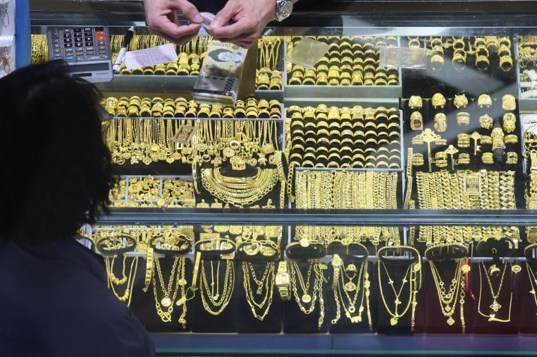 24일 서울 종로구의 한 금은방에서 고객이 금 거래를 하고 있다. 미국 도널드 트럼프 행정부의 관세 정책이 가져온 경제 불확실성 속에 미 중앙은행이 지난주 금리 인하 재개에 나서면서 국제 금값이 사상 최고치를 다시 경신했다.  22일(현지 시각) 뉴욕상품거래소에서 12월 인도분 금 선물 종가는 온스당 3천775.10달러로 전 거래일 대비 1.9% 올랐다. 2025.09.24 [서울=뉴시스]