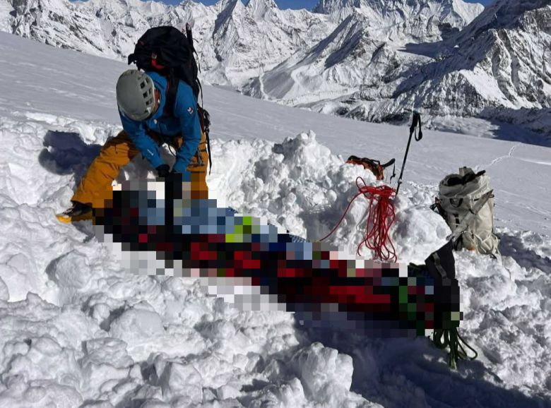 6일(현지 시간) 네팔전국산악안내인협회(NNMGA)가 공개한 사진. 네팔 동부 메라피크봉(6476m) 일대에서 구조대가 한국인 등산객의 시신을 수습하고 있다. 페이스북 캡처