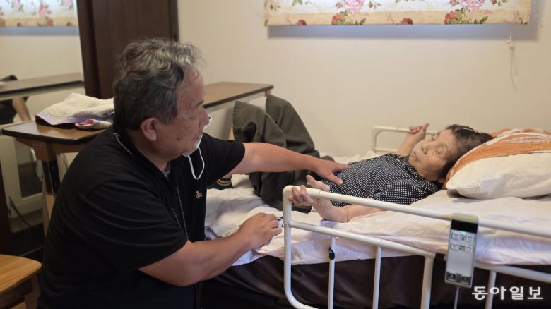 일본 이바라키현 쓰쿠바시에서 재택의료기관인 홈옴클리닉을 운영하는 히라노 구니요시 원장이 90대 환자 집을 방문해 방문 진료를 하고 있다. 쓰쿠바시=박성민 기자 min@donga.com