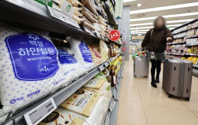 3월 9일 서울 도심의 한 대형마트에 설탕이 진열되어 있다. 2025.3.9 뉴스1