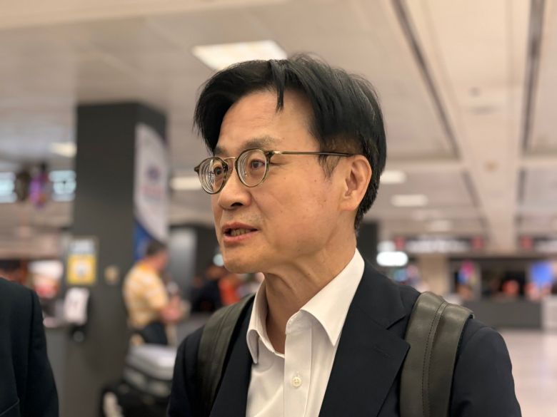 김정관 산업통상자원부(산업부) 장관이 한미 정상회담을 사흘 앞둔 22일(현지 시간) 미국 워싱턴DC 인근 덜레스국제공항으로 입국해 특파원들의 질문에 답하고 있다. 2025.08.23. [워싱턴=뉴시스]