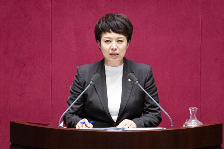 국민의힘 김은혜  의원이 지난달 28일 서울 여의도 국회에서 열린 제429회 국회(정기회) 제9차 본회의에서 국회에서의 증언·감정 등에 관한 법률 일부개정법률안(대안)에 대한 무제한토론(필리버스터)을 하고 있다. 뉴스1