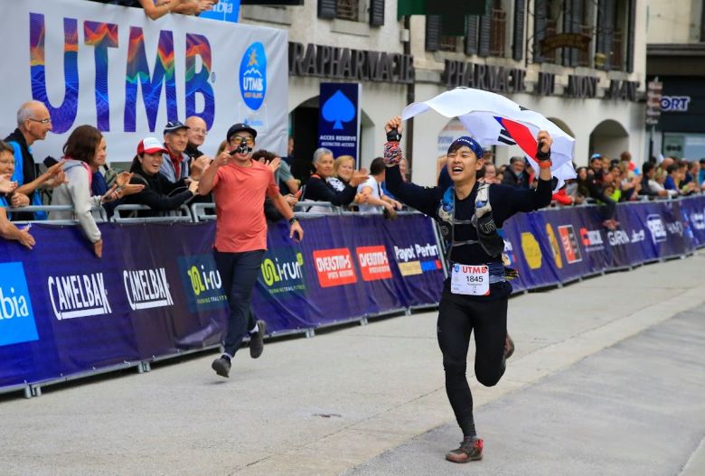 김영록 대표가 2019년 세계 최고의 트레일러닝 대회로 알프스산맥을 달리는 UTMB(울트라트레일몽블랑)에서 태극기를 흔들며 질주하고 있다. 김영록 대표 제공.