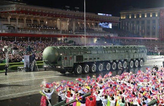 북한 노동당 기관지 노동신문은 11일 당 창건 80주년 경축 열병식이 전날 김일성광장에서 성대히 거행됐다고 보도했다. 사진은 신형 대륙간탄도미사일(ICBM)인 ‘화성-20형’의 모습 (평양 노동신문=뉴스1)