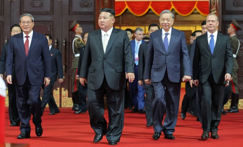 김정은 오른편에 중국, 왼편에 러시아 김정은 북한 국무위원장이 노동당 창건 80년을 하루 앞둔 9일 평양 능라도 5·1경기장에서 열린 경축대회에 참석하고 있다. 앞줄 왼쪽부터 중국 권력 서열 2위 리창 국무원 총리, 김 위원장, 베트남 국가 권력 서열 1위인 또럼 베트남 공산당 서기장, 블라디미르 푸틴 러시아 대통령의 최측근 드미트리 메드베데프 러 국가안보회의 부의장. 노동신문 뉴스1