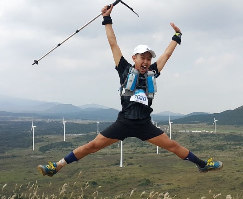 김영록 대표가 트레일러닝대회를 달리다 공중으로 뛰어 오르고 있다. 김영록 대표 제공.