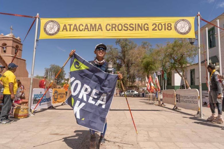 김영록 대표가 칠레 아타카마사막 마라톤을 완주한 뒤 포즈를 취했다. 김영록 대표 제공.