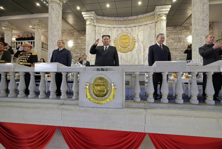 10일 열린 북한 노동당 창건 80주년 기념 열병식 주석단 모습. 왼쪽부터 리창 중국 국무원 총리, 김정은 당 총비서, 또 럼 베트남 공산당 서기장, 드미트리 메드베데프 러시아 국가안보회의 부의장이 서있다. (평양 노동신문=뉴스1)