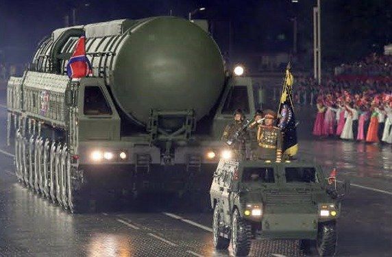 북한이 10일 노동당 창건 80주년 기념일을 맞아 평양 김일성광장에서 진행한 군 열병식에서 새로 공개된 대륙간탄도미사일(ICBM) ‘화성-20형’ (평양 노동신문=뉴스1)