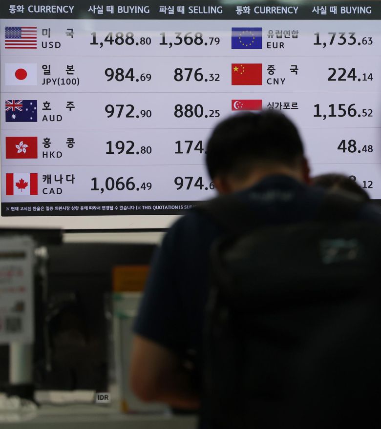 미중 관세전쟁 재개 여파로 원·달러 환율이 야간 거래에서 한때 1432원을 돌파하며 5개월 만의 최고치를 기록한 가운데 12일 인천국제공항 제1여객터미널 환전소에 환율 시세가 표시되고 있다. 2025.10.12/뉴스1