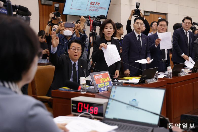 13일 국민의힘 의원들이 자리에서 일어나 추미애 법사위원장에게 조희대 대법원장의 이석을 요청하며 항의하고 있다. 박형기 기자 oneshot@donga.com