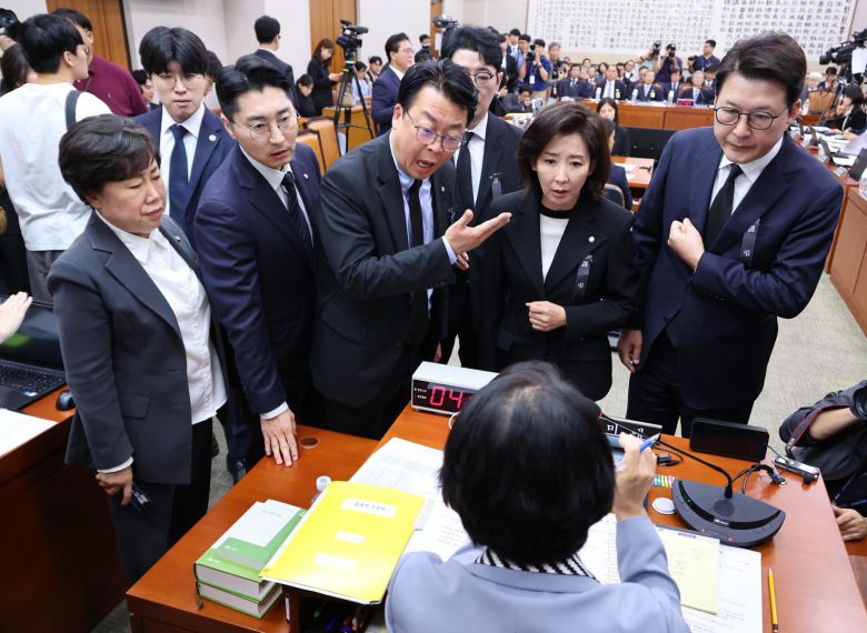 나경원 국민의힘 의원을 비롯한 법제사법위원회 의원들이 13일 서울 여의도 국회에서 열린 법제사법위원회 국정감사에서 추미애 위원장의 국정감사 운영에 항의하고 있다. 2025.10.13. 뉴시스