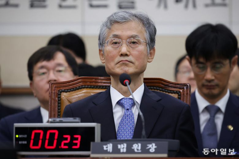 13일 조희대 대법원장이 서울 여의도 국회에서 열린 법제사법위원회 국정감사에 출석해 의원들의 질의를 듣고 있다. 조 대법원장은 이날 인사말에서 “재판을 이유로 법관을 증언대에 세우면 헌법과 양심에 따른 재판이 위축된다”고 말한 뒤 이후 국정감사 내내 의원들의 질의에 답변하지 않았다. 박형기 기자 oneshot@donga.com